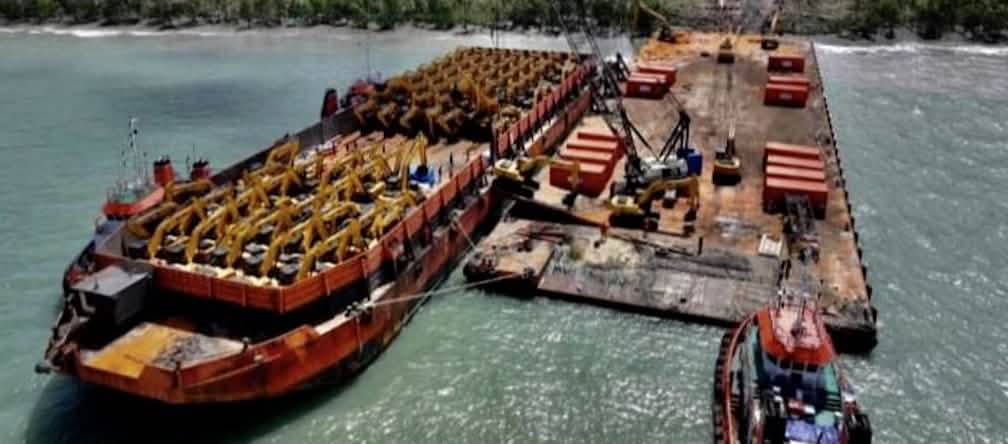 Cargo pieno di escavatori