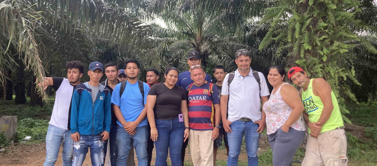 Gruppo di persone in una comunità colpita dall'espansione delle piantagioni di palma da olio, Honduras.