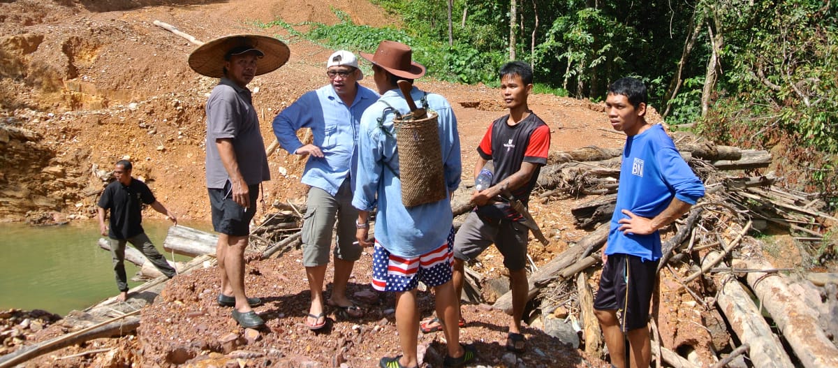 Matek Geram davanti a un grande canale di drenaggio che attraversa una torbiera nel Sarawak.