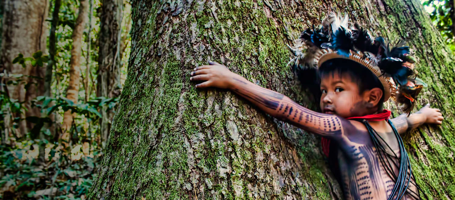 Le popolazioni indigene sono i migliori custodi delle foreste e delle foreste pluviali. Bambino del popolo Paiter Surui del Brasile