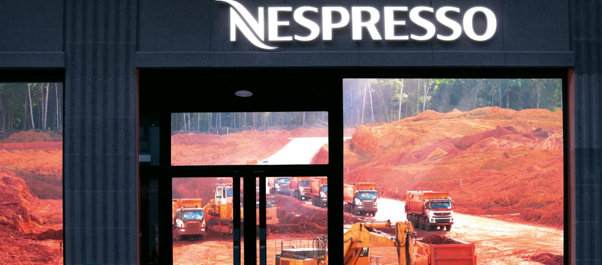 Una miniera di bauxite nel bel mezzo della foresta pluviale dietro la vetrina di Nespresso