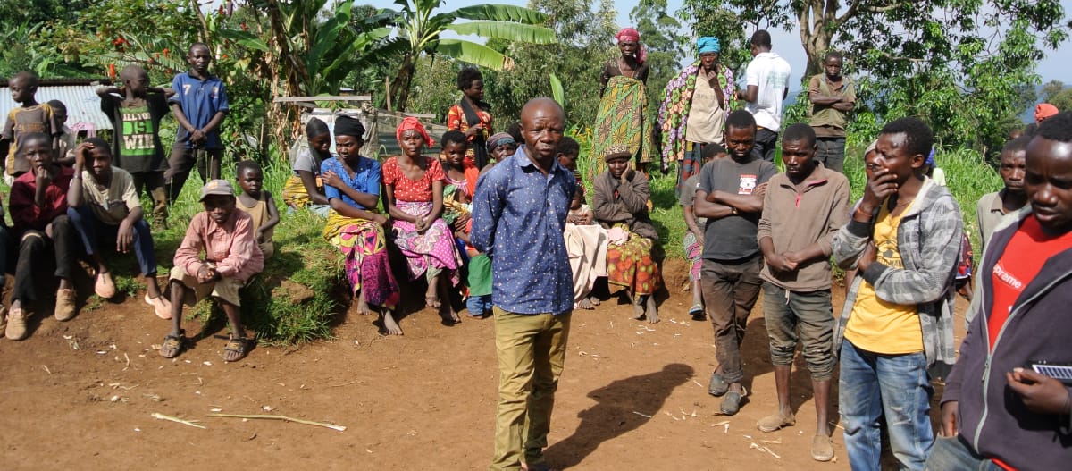 Riunione di indigeni Batwa in un villaggio vicino al Parco Nazionale Kahuzi-Biega