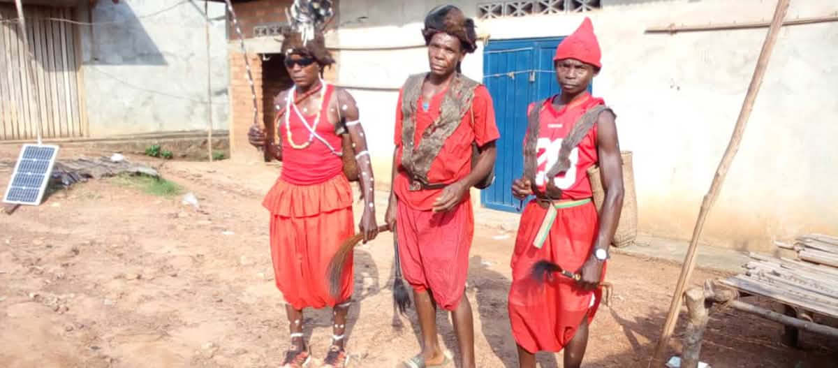 I capi villaggio tradizionali e gli abitanti di Lokuto si oppongono alle piantagioni di palma da olio. Capi tradizionali a Lokutu / RDC