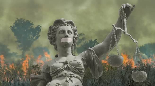 Fotomontaggio: Justitia davanti alla foresta tropicale in fiamme