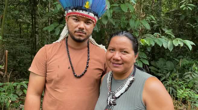 Ritratto di una leader indigena con una collana di piume a destra e di un giovane indigeno con una corona di piume a sinistra