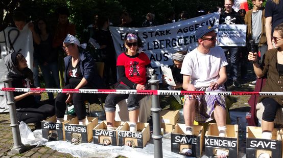 Gli attivisti si cementato i piedi in segno di protesta in occasione della riunione degli azionisti della HeidelbergCement