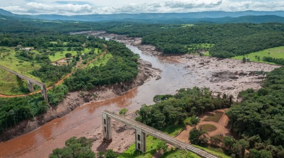 Vista aerea delle conseguenze del crollo della diga di Brumadinho, febbraio 2019.