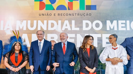 Il Presidente Lula da Silva con i ministri Marina Silva e Sonia Guajajara e altre autorità, davanti a un cartello che recita in portoghese "Giornata mondiale dell'ambiente".