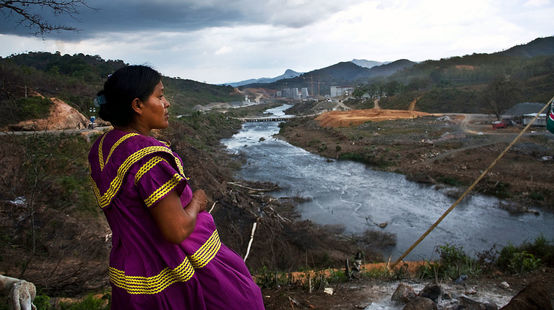 Una donna indigena Ngäbe Bugle e il Río Tabasará