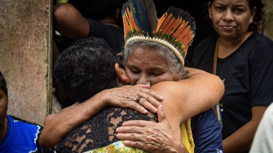 María Muñiz Tupinambá, sorella della leader indigena assassinata María de Fátima Muñiz Pataxó "Nega", viene abbracciata da un partecipante alle esequie.