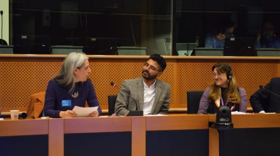 Guadalupe Rodríguez e altre due persone nella sala conferenze del Parlamento Europeo