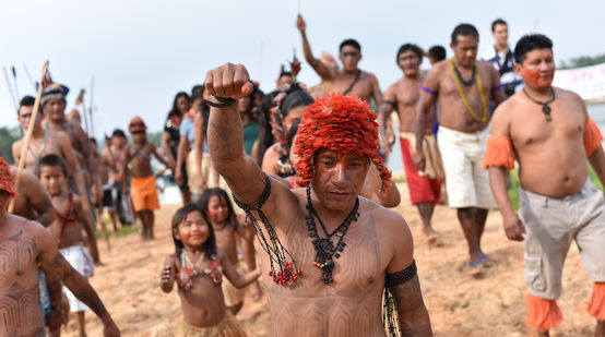 Indigeni Mundurukú manifestano contro una diga sul fiume Tapajos, Brasile