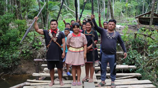 Indigeno A'i Cofán di Durengo con Eduardo Medúa (a sinistra)