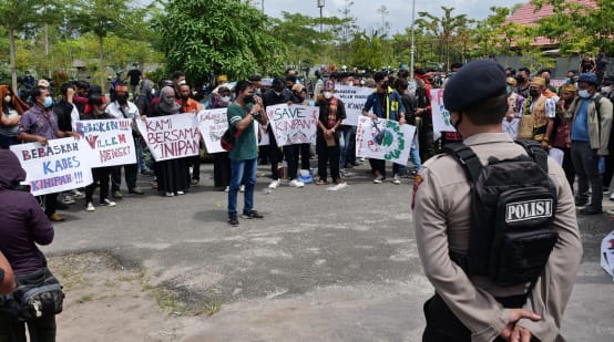 Protesta della comunità Kinipan del Borneo davanti al tribunale di Palangkaraya, 2022.