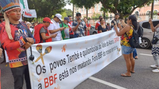 Le comunità indigene e quilombola protestano contro l'espansione della monocoltura della palma da olio con lo striscione "La BBF ci sta uccidendo. Fuori dal nostro territorio".