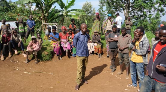 Riunione di indigeni Batwa in un villaggio vicino al Parco Nazionale Kahuzi-Biega