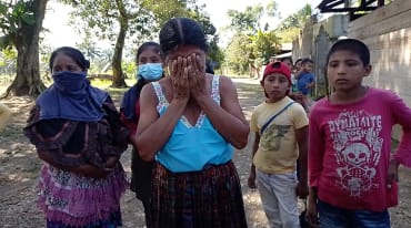 Dopo un raid nella comunità Maya Q'eqchi di Chinabal Alto, le donne esprimono il loro dolore, la loro paura e la loro indignazione.