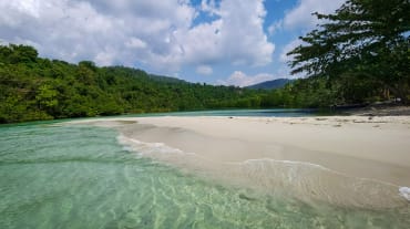 Isola di Koh Kong in Cambogia, spiaggia e foresta