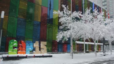 Cartello COP15 davanti al Centro Congressi di Montréal