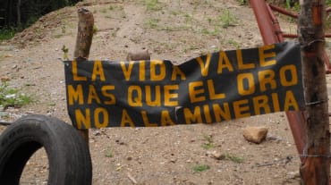 Striscione dell'accampamento anti-minerario di La Puya, Guatemala "La vita vale più dell'oro. No all'estrazione mineraria".