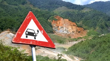 Fotomontaggio: cartello stradale con un'auto elettrica davanti a una miniera in Ecuador