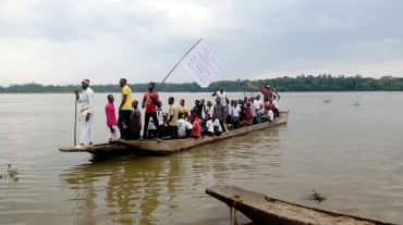 Manifestazione in barca contro l'avvelenamento del fiume Aruwimi nella provincia di Tshopo, Repubblica Democratica del Congo.
