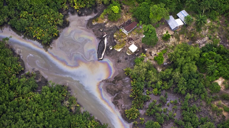 Vista aerea di una fuoriuscita di petrolio in un fiume