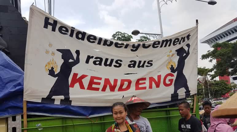 Premiati i difensori della natura: Yap Thiam Hien Human Rights Award 2018 per gli attivisti ambientali in Indonesia Protesta contro la società tedesca HeidelbergCement a Giava, 12.12.2017