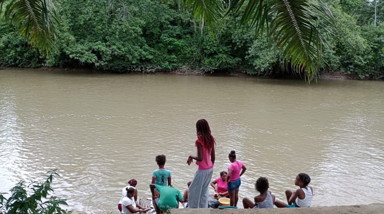 Donne ai bordi del fiume vicino alla comunità Barranquilla di San Javier, Esmeraldas. Tutti i fiumi della zona sono inquinati dalla coltivazione industriale della palma da olio.
