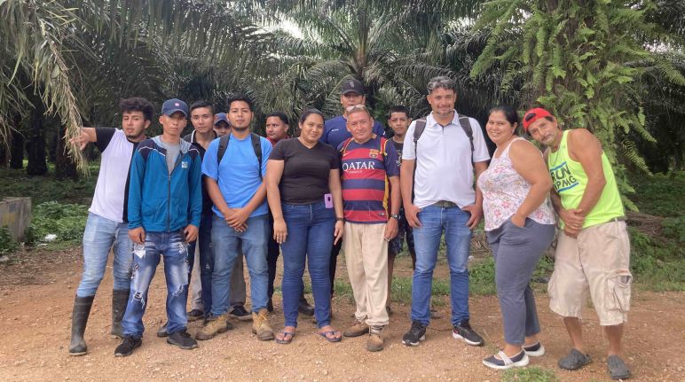 Visita a una comunità colpita dalla palma da olio in Honduras Gruppo di persone in una comunità colpita dall'espansione delle piantagioni di palma da olio, Honduras.