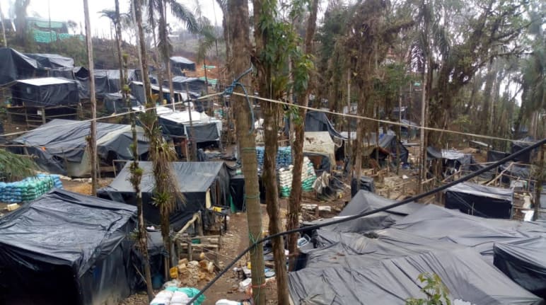 Accampamento costituito in prossimità delle miniere illegali nella parrocchia Buenos Aires, cantone Urcuquí, provincia Imbabura (Ecuador).