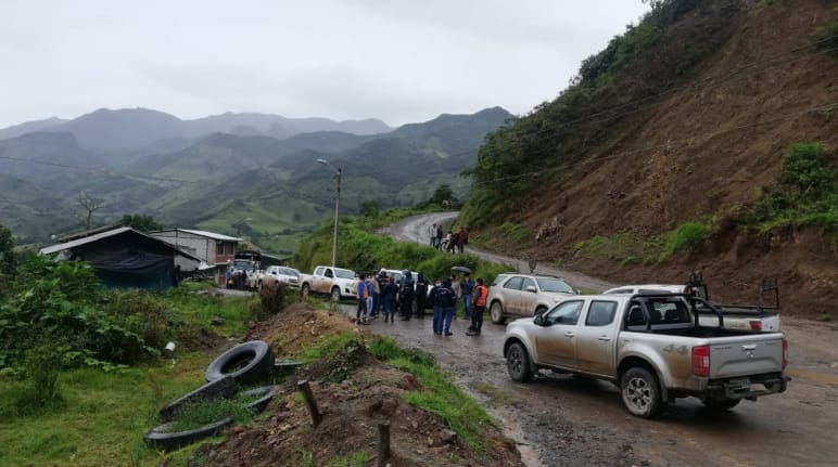 Una fila di camion della compagnia mineraria tenta di entrare nella comunità di Buenos Aires, Urcuquí, provincia di Imbabura (Ecuador).