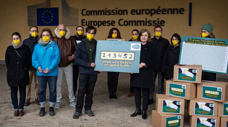 La vicepresidente della Commissione europea Věra Jourová (a destra) riceve e accetta la petizione La vicepresidente della Commissione europea Věra Jourová (a destra) riceve e accetta la petizione