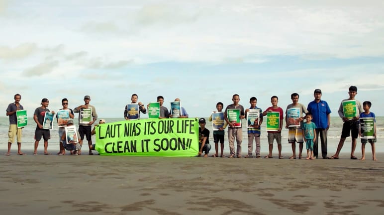 Dimostrazione su una spiaggia dell'isola di Nias in Indonesia