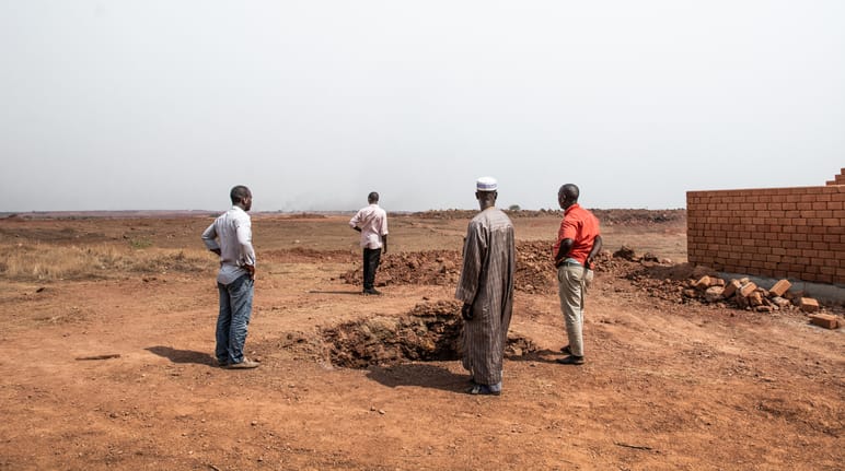 Membri della comunità Hamdallaye presso la miniera di bauxite di Sangaredi