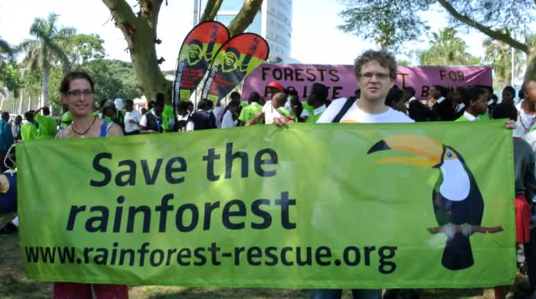 Ci attiviamo per preservare le foreste tropicali per le generazioni future. In questa foto manifestiamo contro le piantagioni durante la conferenza CSAP 2015 a Durban. Manifestazione contra le piantagioni di alberi durante la Conferenza CSAP a Durban, 2015