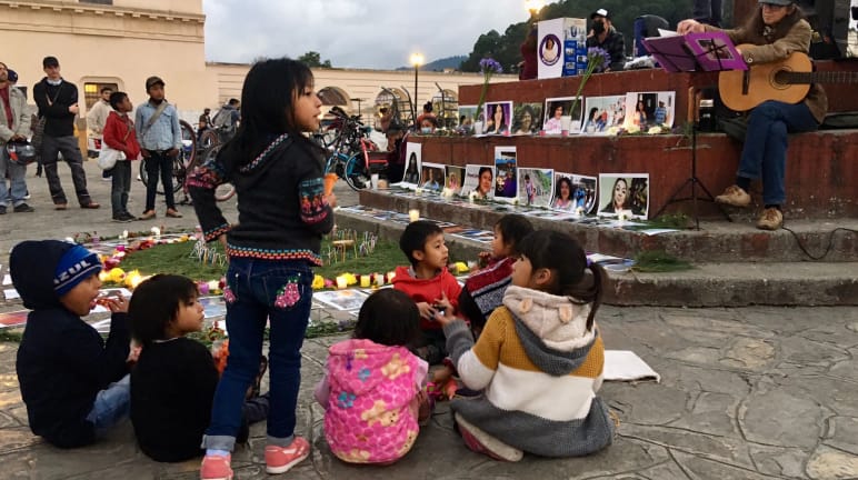 Atto in memoria di Berta Cáceres, sei anni dopo il suo assassinio, a San Cristóbal de las Casas (Messico).