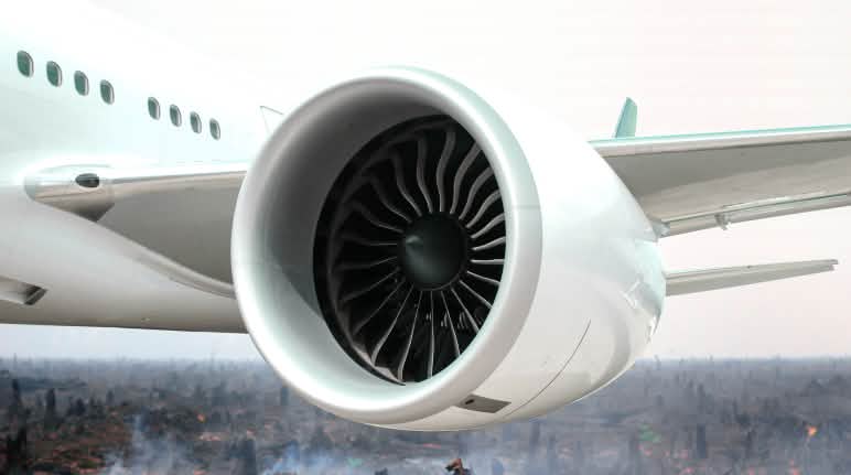 Biocombustibili per volare? Fotomontaggio: turbina di un aereo sovrapposta ad una foresta bruciata
