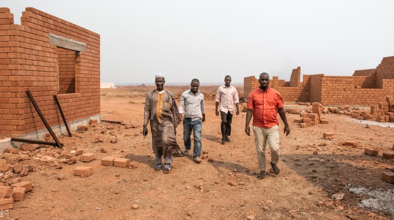 I membri della comunità di Hamdallaye costretti a trasferirsi dalla miniera di bauxite di Sangaredi