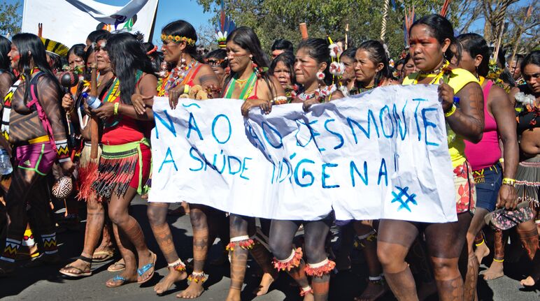 Le donne indigene in Brasile protestano contro la distruzione dei loro territori Donne indigene del Brasile marciano contro la distruzione della foresta
