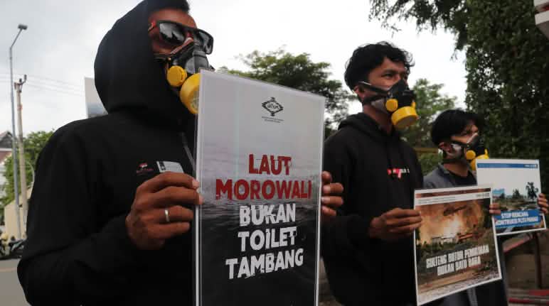 Lo striscione recita: “Il mare di Morowali non è un bagno per le miniere”. Tre attivisti di Jatam con striscioni di protesta che recitano in indonesiano “Il mare di Morowali non è un gabinetto per le miniere”.