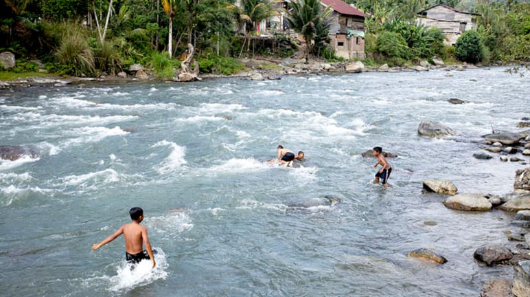 Bambini nel fiume