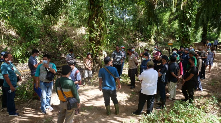 Giornalisti e abitanti del villaggio di Penyang nel Borneo, Indonesia