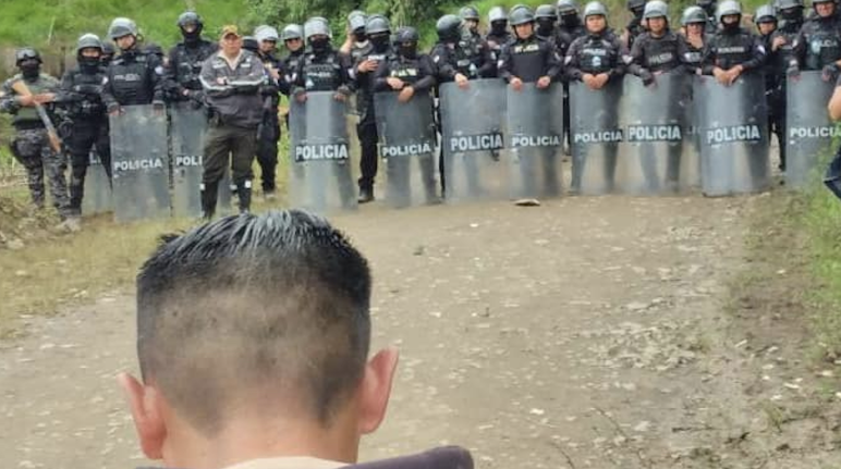 La polizia delimita una strada vicino alle comunità interessate dal progetto minerario La Plata nel cantone di Sigchos, Cotopaxi, Ecuador.