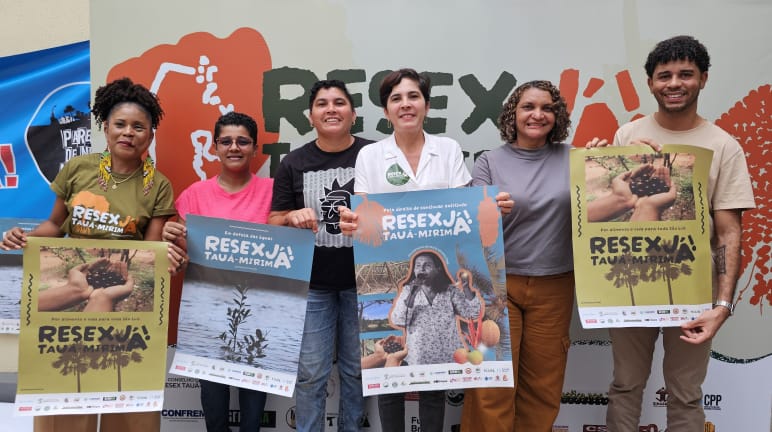 Un gruppo di persone chiede, durante un evento di lancio della campagna, la dichiarazione ufficiale della Riserva Resex Taua Mirim