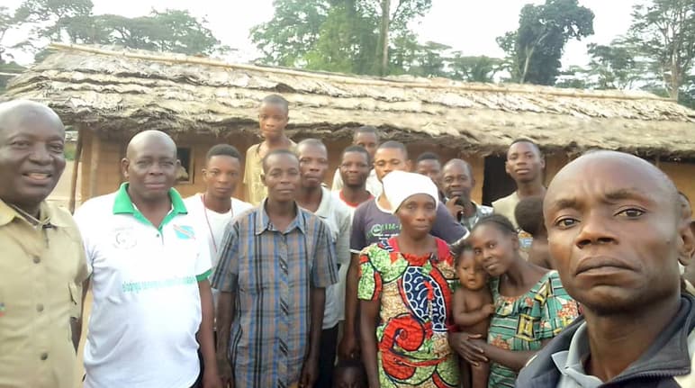 Membri della RIAO-RDC con gli abitanti del villaggio di Bongemba / Yahuma