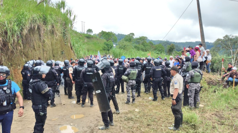 Polizia ed esercito invadono le comunità del cantone di Sigchos, Cotopaxi, Ecuador, per forzare la socializzazione indesiderata di un progetto minerario.