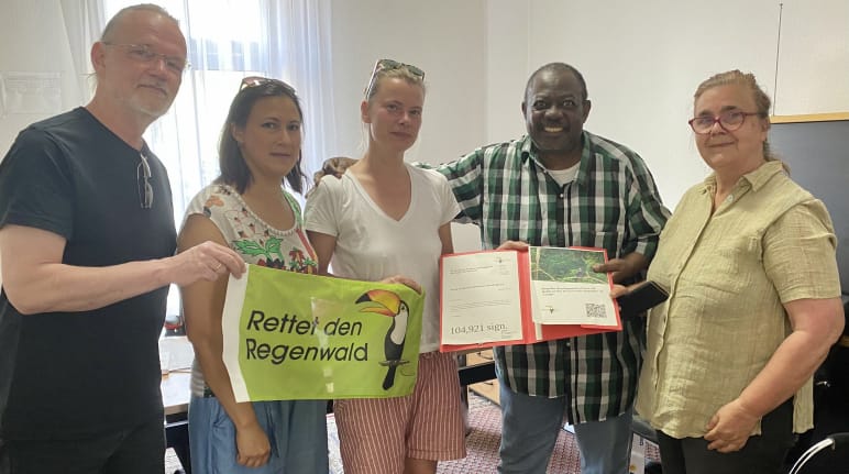 Rappresentanti di Rettet den Regenwald/Salviamo la Foresta consegnano oltre 110.000 firme all'ambasciata della RDC a Berlino