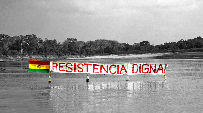 Resistenza nel TIPNIS Striscione con la scritta "Resistencia Digna" nel TIPNIS
