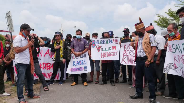 Libertà per Willem Hengki! Manifestazione davanti al tribunale di di Palangkaraya, 14 giugno 2022 Manifestazione per chiedere: Libertà per Willem Hengki! Tribunale di di Palangkaraya, 14 giugno 2022